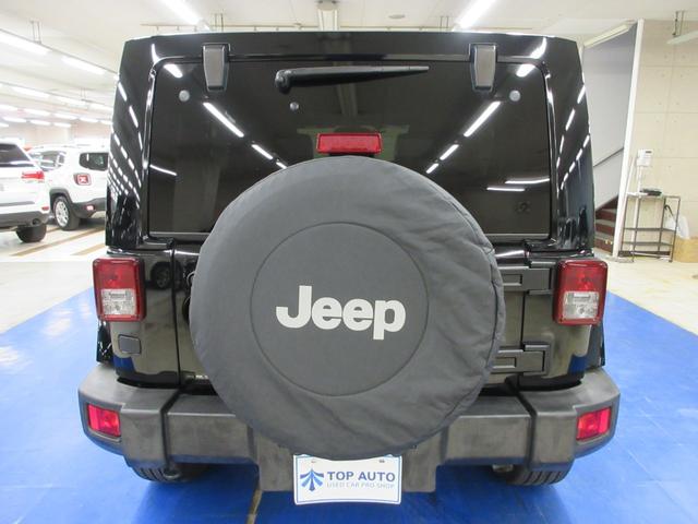 ジープ・ラングラーアンリミテッド サハラ　４ＷＤ　後期型　黒革シート　メモナビ　フルセグ　サイド・バックカメラ　ＥＴＣ　ドラレコ　クルーズコントロール　シートヒーター　音楽録音機能　ディスク再生　キーレス　１８インチアルミ　レギュラーガソリン仕様（9枚目）