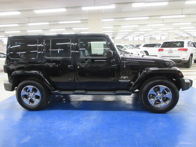 ジープ・ラングラーアンリミテッド サハラ　４ＷＤ　後期型　黒革シート　メモナビ　フルセグ　サイド・バックカメラ　ＥＴＣ　ドラレコ　クルーズコントロール　シートヒーター　音楽録音機能　ディスク再生　キーレス　１８インチアルミ　レギュラーガソリン仕様（10枚目）