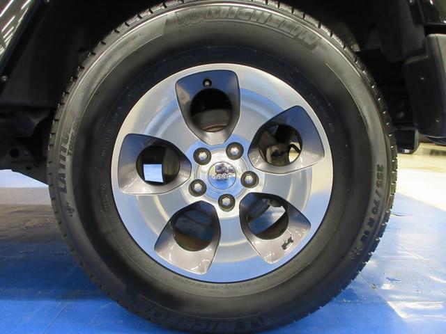 ジープ・ラングラーアンリミテッド サハラ　４ＷＤ　後期型　黒革シート　メモナビ　フルセグ　サイド・バックカメラ　ＥＴＣ　ドラレコ　クルーズコントロール　シートヒーター　音楽録音機能　ディスク再生　キーレス　１８インチアルミ　レギュラーガソリン仕様（14枚目）