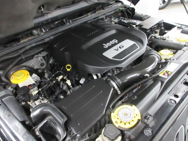 ジープ・ラングラーアンリミテッド サハラ　４ＷＤ　後期型　黒革シート　メモナビ　フルセグ　サイド・バックカメラ　ＥＴＣ　ドラレコ　クルーズコントロール　シートヒーター　音楽録音機能　ディスク再生　キーレス　１８インチアルミ　レギュラーガソリン仕様（16枚目）