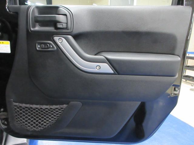 ジープ・ラングラーアンリミテッド サハラ　４ＷＤ　後期型　黒革シート　メモナビ　フルセグ　サイド・バックカメラ　ＥＴＣ　ドラレコ　クルーズコントロール　シートヒーター　音楽録音機能　ディスク再生　キーレス　１８インチアルミ　レギュラーガソリン仕様（48枚目）