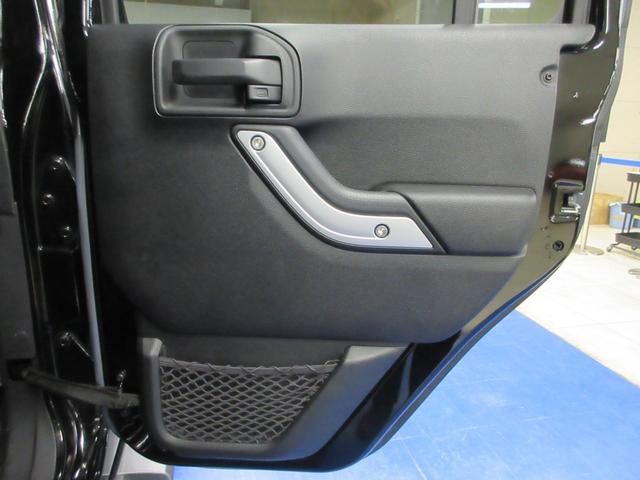ジープ・ラングラーアンリミテッド サハラ　４ＷＤ　後期型　黒革シート　メモナビ　フルセグ　サイド・バックカメラ　ＥＴＣ　ドラレコ　クルーズコントロール　シートヒーター　音楽録音機能　ディスク再生　キーレス　１８インチアルミ　レギュラーガソリン仕様（50枚目）