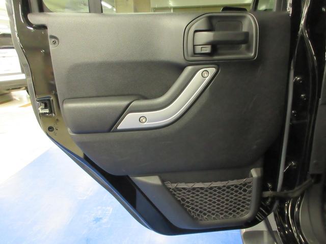 ジープ・ラングラーアンリミテッド サハラ　４ＷＤ　後期型　黒革シート　メモナビ　フルセグ　サイド・バックカメラ　ＥＴＣ　ドラレコ　クルーズコントロール　シートヒーター　音楽録音機能　ディスク再生　キーレス　１８インチアルミ　レギュラーガソリン仕様（51枚目）