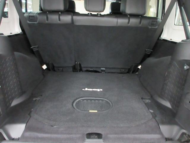 ジープ・ラングラーアンリミテッド サハラ　４ＷＤ　後期型　黒革シート　メモナビ　フルセグ　サイド・バックカメラ　ＥＴＣ　ドラレコ　クルーズコントロール　シートヒーター　音楽録音機能　ディスク再生　キーレス　１８インチアルミ　レギュラーガソリン仕様（52枚目）