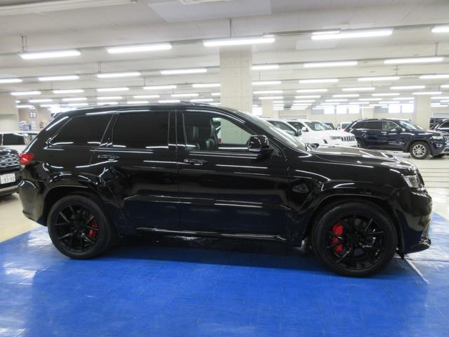 ジープ・グランドチェロキー SRT8 4WD 後期型 衝突軽減 サンルーフ ハーフレザー ナビ フルセグ Bluetooth 電動ゲート フロント・サイド・バックカメラ ETC2.0 シートヒーター シートクーラー レーダークルーズ 20インチアルミ(10枚目)