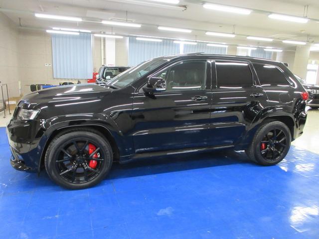 ジープ・グランドチェロキー SRT8 4WD 後期型 衝突軽減 サンルーフ ハーフレザー ナビ フルセグ Bluetooth 電動ゲート フロント・サイド・バックカメラ ETC2.0 シートヒーター シートクーラー レーダークルーズ 20インチアルミ(11枚目)