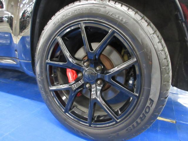 ジープ・グランドチェロキー SRT8 4WD 後期型 衝突軽減 サンルーフ ハーフレザー ナビ フルセグ Bluetooth 電動ゲート フロント・サイド・バックカメラ ETC2.0 シートヒーター シートクーラー レーダークルーズ 20インチアルミ(16枚目)