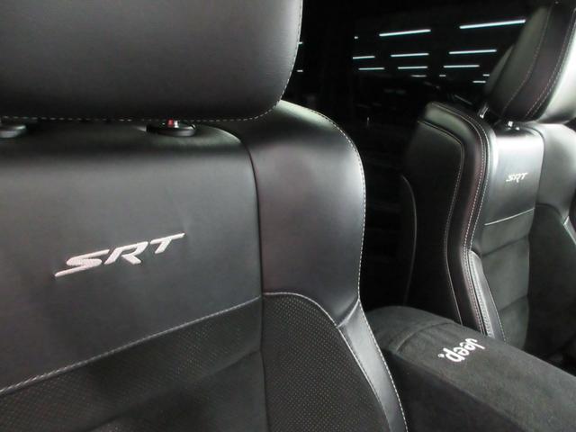 ジープ・グランドチェロキー SRT8 4WD 後期型 衝突軽減 サンルーフ ハーフレザー ナビ フルセグ Bluetooth 電動ゲート フロント・サイド・バックカメラ ETC2.0 シートヒーター シートクーラー レーダークルーズ 20インチアルミ(18枚目)