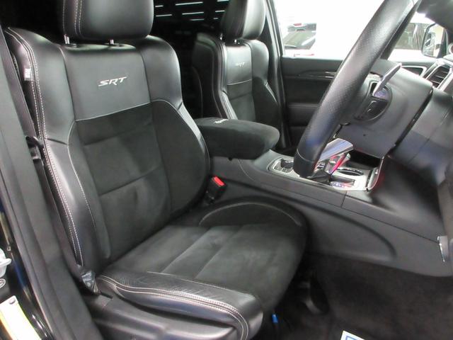 ジープ・グランドチェロキー SRT8 4WD 後期型 衝突軽減 サンルーフ ハーフレザー ナビ フルセグ Bluetooth 電動ゲート フロント・サイド・バックカメラ ETC2.0 シートヒーター シートクーラー レーダークルーズ 20インチアルミ(19枚目)