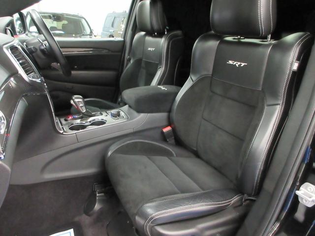 ジープ・グランドチェロキー SRT8 4WD 後期型 衝突軽減 サンルーフ ハーフレザー ナビ フルセグ Bluetooth 電動ゲート フロント・サイド・バックカメラ ETC2.0 シートヒーター シートクーラー レーダークルーズ 20インチアルミ(23枚目)