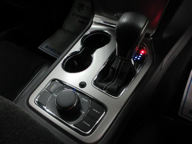 ジープ・グランドチェロキー SRT8 4WD 後期型 衝突軽減 サンルーフ ハーフレザー ナビ フルセグ Bluetooth 電動ゲート フロント・サイド・バックカメラ ETC2.0 シートヒーター シートクーラー レーダークルーズ 20インチアルミ(58枚目)