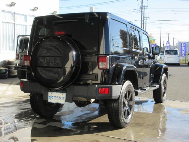 ジープ・ラングラーアンリミテッド アルティテュード　４ＷＤ　後期型　リフトアップ　黒革シート　メモナビ　フルセグ　Ｂｌｕｅｔｏｏｔｈ　サイド・バックカメラ　ＥＴＣ　前後ドラレコ　音楽録音　ディスク再生　クルコン　シートヒーター　ハードケースカバー　１８インチアルミ（4枚目）