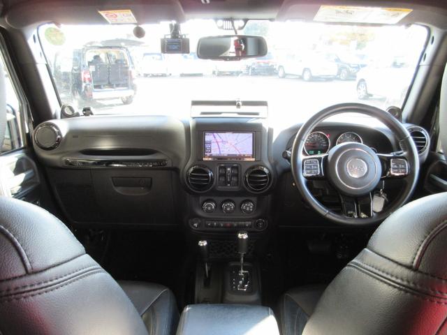 ジープ・ラングラーアンリミテッド アルティテュード　４ＷＤ　後期型　リフトアップ　黒革シート　メモナビ　フルセグ　Ｂｌｕｅｔｏｏｔｈ　サイド・バックカメラ　ＥＴＣ　前後ドラレコ　音楽録音　ディスク再生　クルコン　シートヒーター　ハードケースカバー　１８インチアルミ（5枚目）