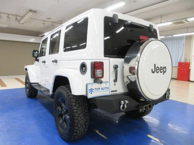 ジープ・ラングラーアンリミテッド サハラ　４ＷＤ　後期型　９インチナビ　フルセグ　Ｂｌｕｅｔｏｏｔｈオーディオ　フロント・サイド・バックカメラ　ＥＴＣ　クルコン　音楽録音機能　ディスク再生　ハードケースカバー　社外バンパー　ヒッチメンバー　ＬＥＤライト（5枚目）