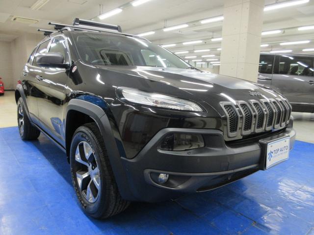 ジープ・チェロキー トレイルホーク　４ＷＤ　衝突軽減　ハーフレザー　Ｕコネクトナビ　フルセグ　Ｂｌｕｅｔｏｏｔｈ　電動ゲート　ドラレコ　サイド・バックカメラ　ＥＴＣ２．０　障害物ソナー　アダプティブクルコン　１７インチアルミ　タイミングチェーン（4枚目）