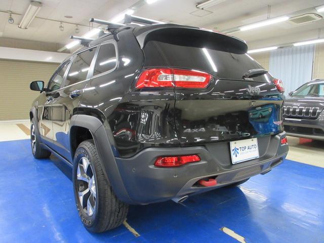 ジープ・チェロキー トレイルホーク　４ＷＤ　衝突軽減　ハーフレザー　Ｕコネクトナビ　フルセグ　Ｂｌｕｅｔｏｏｔｈ　電動ゲート　ドラレコ　サイド・バックカメラ　ＥＴＣ２．０　障害物ソナー　アダプティブクルコン　１７インチアルミ　タイミングチェーン（5枚目）