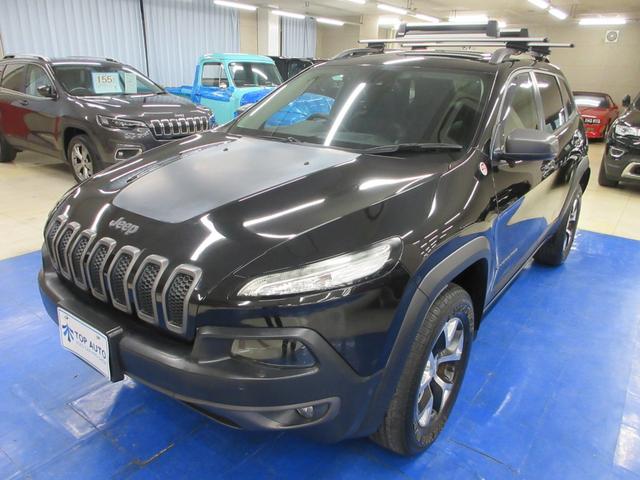 ジープ・チェロキー トレイルホーク　４ＷＤ　衝突軽減　ハーフレザー　Ｕコネクトナビ　フルセグ　Ｂｌｕｅｔｏｏｔｈ　電動ゲート　ドラレコ　サイド・バックカメラ　ＥＴＣ２．０　障害物ソナー　アダプティブクルコン　１７インチアルミ　タイミングチェーン（6枚目）