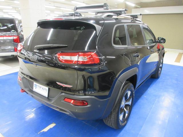 ジープ・チェロキー トレイルホーク　４ＷＤ　衝突軽減　ハーフレザー　Ｕコネクトナビ　フルセグ　Ｂｌｕｅｔｏｏｔｈ　電動ゲート　ドラレコ　サイド・バックカメラ　ＥＴＣ２．０　障害物ソナー　アダプティブクルコン　１７インチアルミ　タイミングチェーン（7枚目）