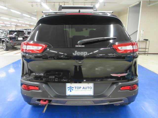 ジープ・チェロキー トレイルホーク　４ＷＤ　衝突軽減　ハーフレザー　Ｕコネクトナビ　フルセグ　Ｂｌｕｅｔｏｏｔｈ　電動ゲート　ドラレコ　サイド・バックカメラ　ＥＴＣ２．０　障害物ソナー　アダプティブクルコン　１７インチアルミ　タイミングチェーン（9枚目）