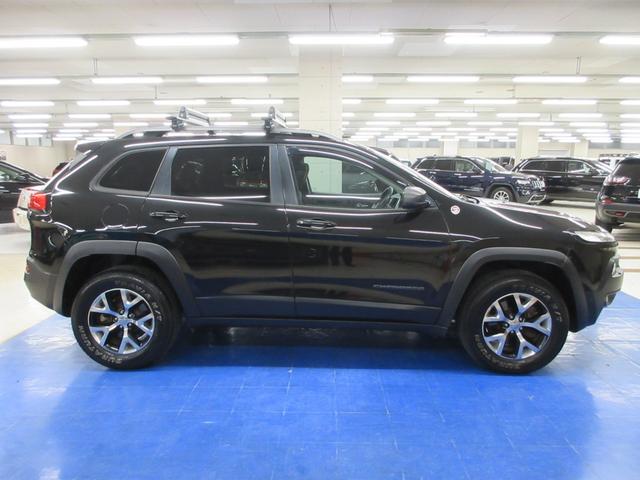 ジープ・チェロキー トレイルホーク　４ＷＤ　衝突軽減　ハーフレザー　Ｕコネクトナビ　フルセグ　Ｂｌｕｅｔｏｏｔｈ　電動ゲート　ドラレコ　サイド・バックカメラ　ＥＴＣ２．０　障害物ソナー　アダプティブクルコン　１７インチアルミ　タイミングチェーン（10枚目）