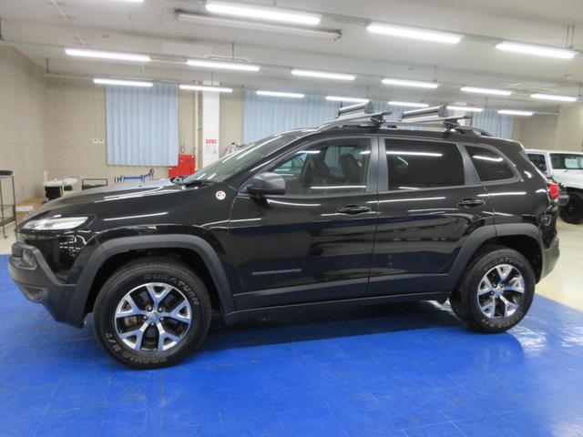 ジープ・チェロキー トレイルホーク　４ＷＤ　衝突軽減　ハーフレザー　Ｕコネクトナビ　フルセグ　Ｂｌｕｅｔｏｏｔｈ　電動ゲート　ドラレコ　サイド・バックカメラ　ＥＴＣ２．０　障害物ソナー　アダプティブクルコン　１７インチアルミ　タイミングチェーン（11枚目）