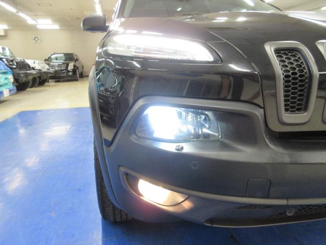 ジープ・チェロキー トレイルホーク　４ＷＤ　衝突軽減　ハーフレザー　Ｕコネクトナビ　フルセグ　Ｂｌｕｅｔｏｏｔｈ　電動ゲート　ドラレコ　サイド・バックカメラ　ＥＴＣ２．０　障害物ソナー　アダプティブクルコン　１７インチアルミ　タイミングチェーン（12枚目）