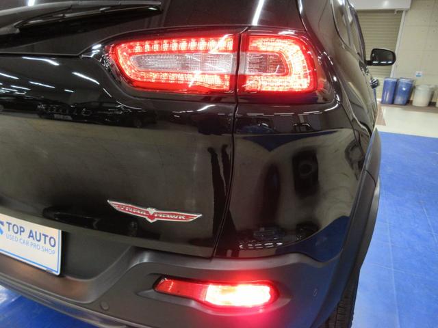 ジープ・チェロキー トレイルホーク　４ＷＤ　衝突軽減　ハーフレザー　Ｕコネクトナビ　フルセグ　Ｂｌｕｅｔｏｏｔｈ　電動ゲート　ドラレコ　サイド・バックカメラ　ＥＴＣ２．０　障害物ソナー　アダプティブクルコン　１７インチアルミ　タイミングチェーン（13枚目）