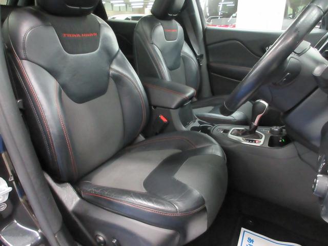 ジープ・チェロキー トレイルホーク　４ＷＤ　衝突軽減　ハーフレザー　Ｕコネクトナビ　フルセグ　Ｂｌｕｅｔｏｏｔｈ　電動ゲート　ドラレコ　サイド・バックカメラ　ＥＴＣ２．０　障害物ソナー　アダプティブクルコン　１７インチアルミ　タイミングチェーン（17枚目）