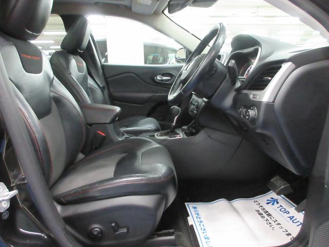 ジープ・チェロキー トレイルホーク　４ＷＤ　衝突軽減　ハーフレザー　Ｕコネクトナビ　フルセグ　Ｂｌｕｅｔｏｏｔｈ　電動ゲート　ドラレコ　サイド・バックカメラ　ＥＴＣ２．０　障害物ソナー　アダプティブクルコン　１７インチアルミ　タイミングチェーン（18枚目）