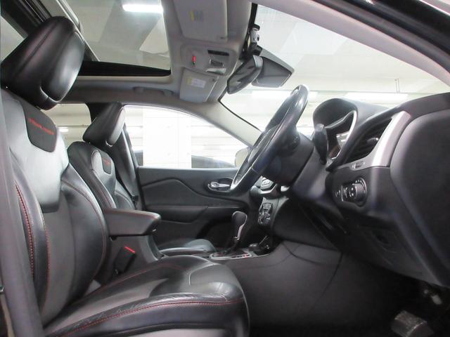 ジープ・チェロキー トレイルホーク　４ＷＤ　衝突軽減　ハーフレザー　Ｕコネクトナビ　フルセグ　Ｂｌｕｅｔｏｏｔｈ　電動ゲート　ドラレコ　サイド・バックカメラ　ＥＴＣ２．０　障害物ソナー　アダプティブクルコン　１７インチアルミ　タイミングチェーン（19枚目）