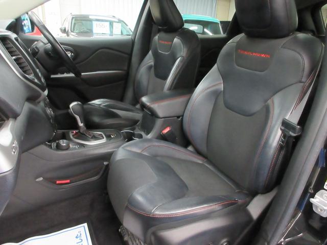 ジープ・チェロキー トレイルホーク　４ＷＤ　衝突軽減　ハーフレザー　Ｕコネクトナビ　フルセグ　Ｂｌｕｅｔｏｏｔｈ　電動ゲート　ドラレコ　サイド・バックカメラ　ＥＴＣ２．０　障害物ソナー　アダプティブクルコン　１７インチアルミ　タイミングチェーン（21枚目）