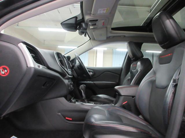 ジープ・チェロキー トレイルホーク　４ＷＤ　衝突軽減　ハーフレザー　Ｕコネクトナビ　フルセグ　Ｂｌｕｅｔｏｏｔｈ　電動ゲート　ドラレコ　サイド・バックカメラ　ＥＴＣ２．０　障害物ソナー　アダプティブクルコン　１７インチアルミ　タイミングチェーン（23枚目）