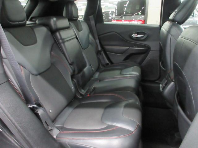 ジープ・チェロキー トレイルホーク　４ＷＤ　衝突軽減　ハーフレザー　Ｕコネクトナビ　フルセグ　Ｂｌｕｅｔｏｏｔｈ　電動ゲート　ドラレコ　サイド・バックカメラ　ＥＴＣ２．０　障害物ソナー　アダプティブクルコン　１７インチアルミ　タイミングチェーン（24枚目）