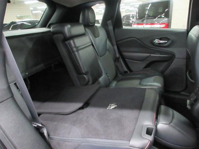 ジープ・チェロキー トレイルホーク　４ＷＤ　衝突軽減　ハーフレザー　Ｕコネクトナビ　フルセグ　Ｂｌｕｅｔｏｏｔｈ　電動ゲート　ドラレコ　サイド・バックカメラ　ＥＴＣ２．０　障害物ソナー　アダプティブクルコン　１７インチアルミ　タイミングチェーン（25枚目）