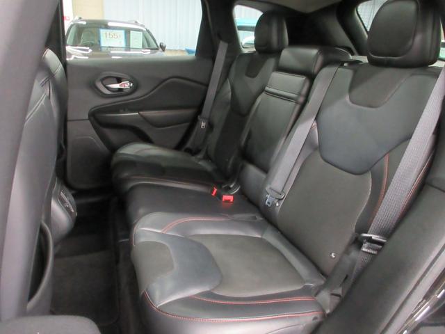 ジープ・チェロキー トレイルホーク　４ＷＤ　衝突軽減　ハーフレザー　Ｕコネクトナビ　フルセグ　Ｂｌｕｅｔｏｏｔｈ　電動ゲート　ドラレコ　サイド・バックカメラ　ＥＴＣ２．０　障害物ソナー　アダプティブクルコン　１７インチアルミ　タイミングチェーン（26枚目）