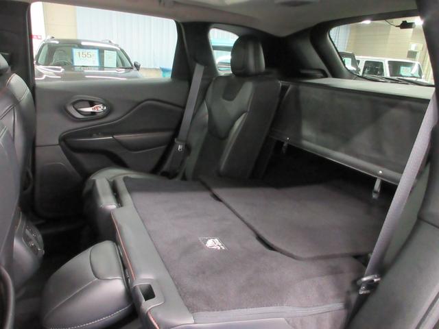 ジープ・チェロキー トレイルホーク　４ＷＤ　衝突軽減　ハーフレザー　Ｕコネクトナビ　フルセグ　Ｂｌｕｅｔｏｏｔｈ　電動ゲート　ドラレコ　サイド・バックカメラ　ＥＴＣ２．０　障害物ソナー　アダプティブクルコン　１７インチアルミ　タイミングチェーン（27枚目）