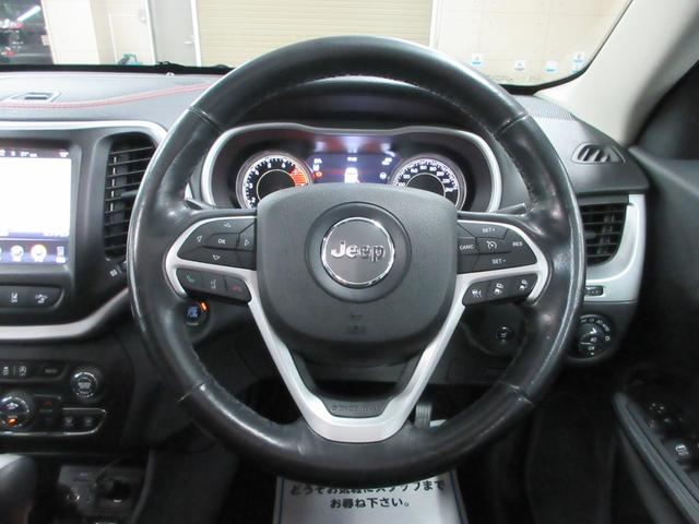 ジープ・チェロキー トレイルホーク　４ＷＤ　衝突軽減　ハーフレザー　Ｕコネクトナビ　フルセグ　Ｂｌｕｅｔｏｏｔｈ　電動ゲート　ドラレコ　サイド・バックカメラ　ＥＴＣ２．０　障害物ソナー　アダプティブクルコン　１７インチアルミ　タイミングチェーン（29枚目）