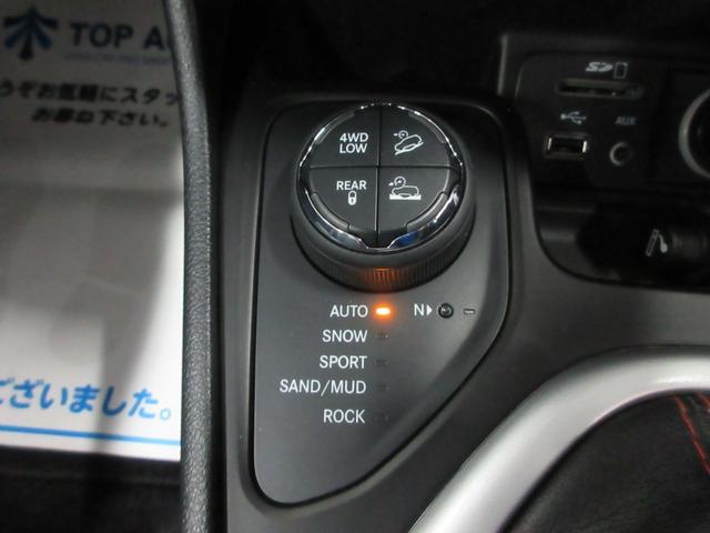 ジープ・チェロキー トレイルホーク　４ＷＤ　衝突軽減　ハーフレザー　Ｕコネクトナビ　フルセグ　Ｂｌｕｅｔｏｏｔｈ　電動ゲート　ドラレコ　サイド・バックカメラ　ＥＴＣ２．０　障害物ソナー　アダプティブクルコン　１７インチアルミ　タイミングチェーン（30枚目）