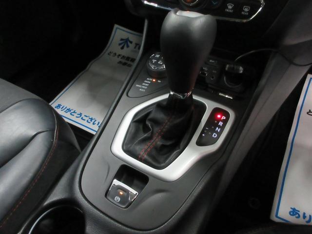 ジープ・チェロキー トレイルホーク　４ＷＤ　衝突軽減　ハーフレザー　Ｕコネクトナビ　フルセグ　Ｂｌｕｅｔｏｏｔｈ　電動ゲート　ドラレコ　サイド・バックカメラ　ＥＴＣ２．０　障害物ソナー　アダプティブクルコン　１７インチアルミ　タイミングチェーン（51枚目）