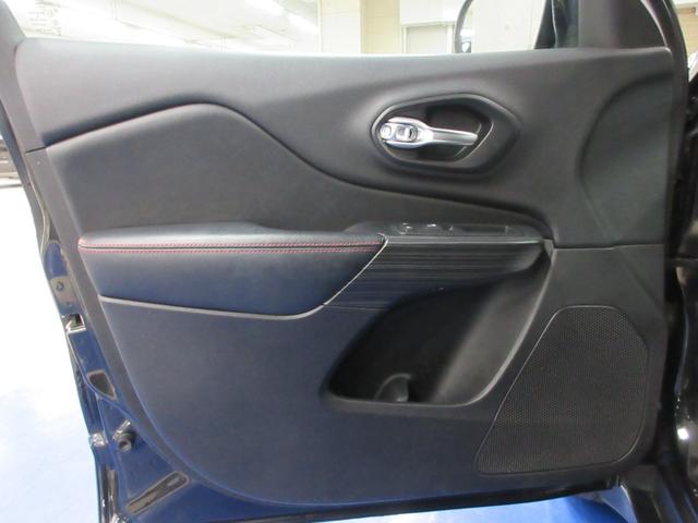 ジープ・チェロキー トレイルホーク　４ＷＤ　衝突軽減　ハーフレザー　Ｕコネクトナビ　フルセグ　Ｂｌｕｅｔｏｏｔｈ　電動ゲート　ドラレコ　サイド・バックカメラ　ＥＴＣ２．０　障害物ソナー　アダプティブクルコン　１７インチアルミ　タイミングチェーン（59枚目）