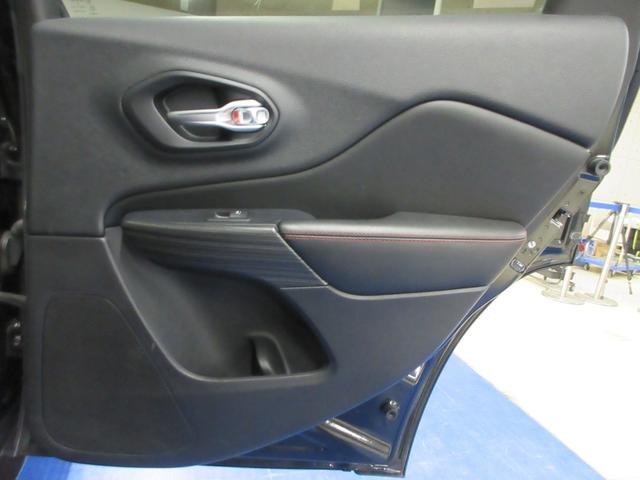 ジープ・チェロキー トレイルホーク　４ＷＤ　衝突軽減　ハーフレザー　Ｕコネクトナビ　フルセグ　Ｂｌｕｅｔｏｏｔｈ　電動ゲート　ドラレコ　サイド・バックカメラ　ＥＴＣ２．０　障害物ソナー　アダプティブクルコン　１７インチアルミ　タイミングチェーン（60枚目）