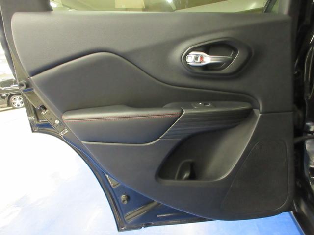 ジープ・チェロキー トレイルホーク　４ＷＤ　衝突軽減　ハーフレザー　Ｕコネクトナビ　フルセグ　Ｂｌｕｅｔｏｏｔｈ　電動ゲート　ドラレコ　サイド・バックカメラ　ＥＴＣ２．０　障害物ソナー　アダプティブクルコン　１７インチアルミ　タイミングチェーン（61枚目）