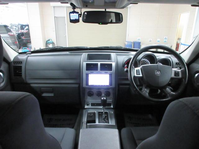 ダッジ・ナイトロ SXT 4WD HDDナビ フルセグ Bluetoothオーディオ 前後ドラレコ サイド・バックカメラ ETC クルコン ソナー 音楽録音 ディスク再生 キーレス LEDライト 18インチアルミ タイミングチェーン(29枚目)