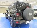 ジープ・ラングラーアンリミテッド サハラ　４ＷＤ　後期型　黒革シート　メモナビ　フルセグ　サイド・バックカメラ　ＥＴＣ　ドラレコ　クルーズコントロール　シートヒーター　音楽録音機能　ディスク再生　キーレス　１８インチアルミ　レギュラーガソリン仕様（5枚目）