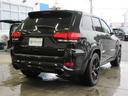 ジープ・グランドチェロキー ＳＲＴ８　４ＷＤ　後期型　衝突軽減　サンルーフ　ハーフレザー　ナビ　フルセグ　Ｂｌｕｅｔｏｏｔｈ　電動ゲート　フロント・サイド・バックカメラ　ＥＴＣ２．０　シートヒーター　シートクーラー　レーダークルーズ　２０インチアルミ（4枚目）