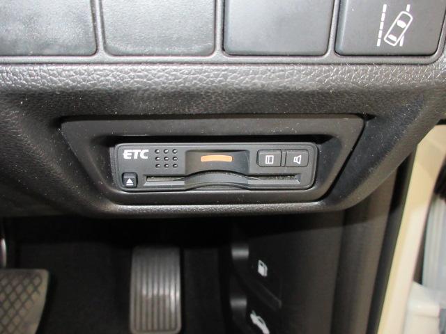 ステップワゴンスパーダ スパーダホンダセンシング　８人　ＨｏｎｄａＳＥＮＳＩＮＧ　ドラレコ　メモリーナビ　リヤカメラ　ＥＴＣ　フルセグＴＶ　純正アルミホイール　盗難防止　助手席エアバッグ　Ｗパワスラ　記録簿有　地デジ　サイドエアバッグ　ＬＥＤライト（5枚目）