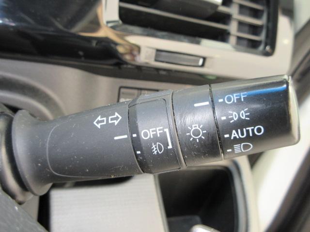 ステップワゴンスパーダ スパーダホンダセンシング　８人　ＨｏｎｄａＳＥＮＳＩＮＧ　ドラレコ　メモリーナビ　リヤカメラ　ＥＴＣ　フルセグＴＶ　純正アルミホイール　盗難防止　助手席エアバッグ　Ｗパワスラ　記録簿有　地デジ　サイドエアバッグ　ＬＥＤライト（9枚目）