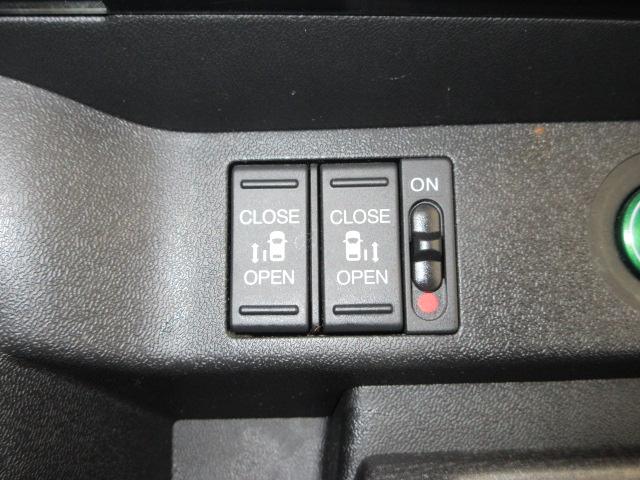 ステップワゴンスパーダ スパーダホンダセンシング　８人　ＨｏｎｄａＳＥＮＳＩＮＧ　ドラレコ　メモリーナビ　リヤカメラ　ＥＴＣ　フルセグＴＶ　純正アルミホイール　盗難防止　助手席エアバッグ　Ｗパワスラ　記録簿有　地デジ　サイドエアバッグ　ＬＥＤライト（12枚目）