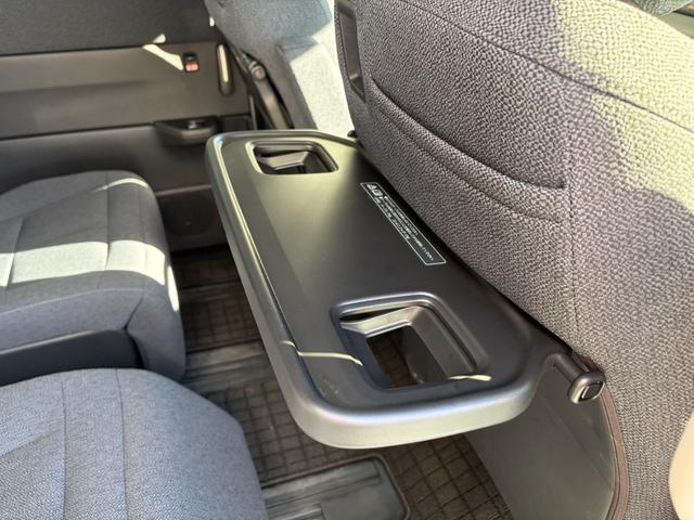 ステップワゴン ｅ：ＨＥＶエアー　当社デモカーナビマルチカメラドラレコＥＴＣ　前後誤発進抑制　パワーステアリング　両側Ｐスライドドア　助手席エアバッグ　ＵＳＢ接続　サイドカーテンエアバック　パーキングセンサー　ＬＥＤヘッドランプ（14枚目）