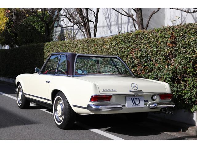 ２３０ＳＬ　正規輸入　／　ウエスタン自動車　／　左ハンドル　／　４速マニュアルミッション　／　レッド革シート　／　純正ハードトップ　／　レッドソフトトップ　／　クーラー付(8枚目)